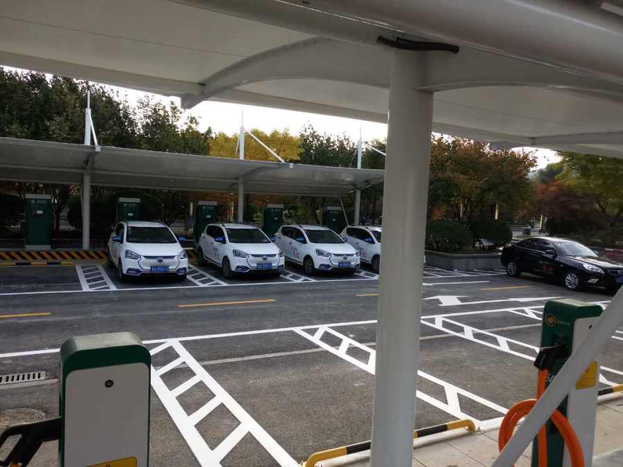 七字型的汽車(chē)停車(chē)棚，也是汽車(chē)蓬里，使用比較多的一款造型