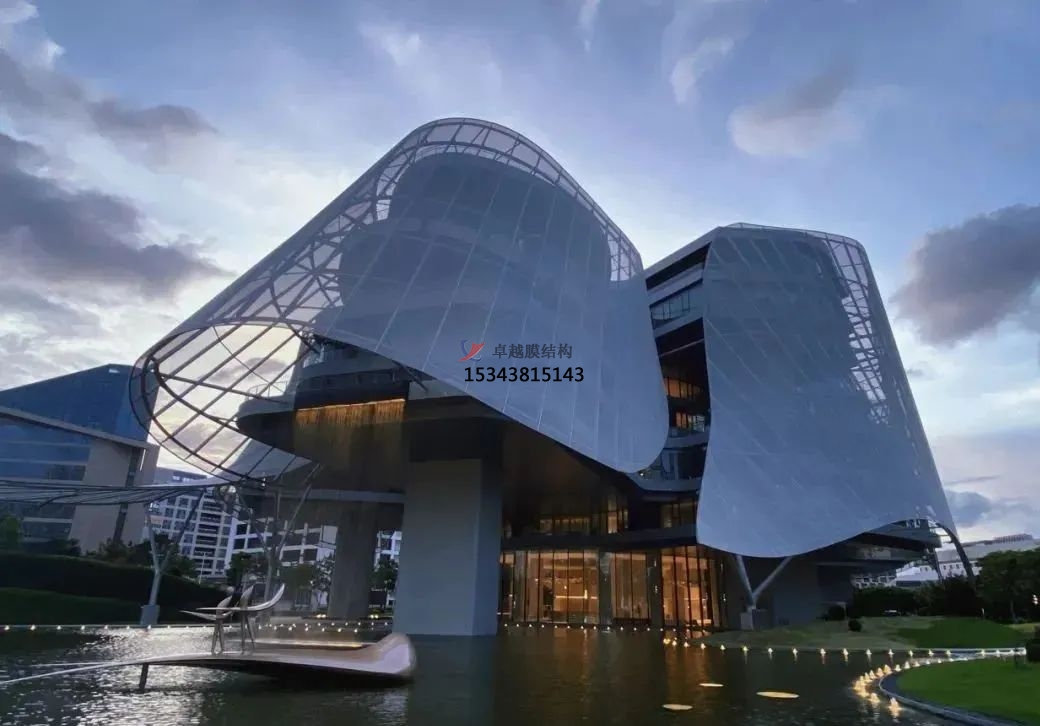 優(yōu)雅而懸浮，PTFE膜結(jié)構(gòu)外立面建筑
